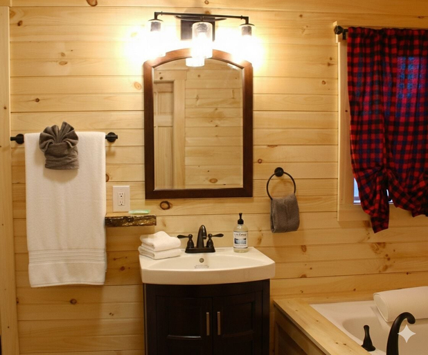 Bathroom 5, Sundowner on Lake George, Warren