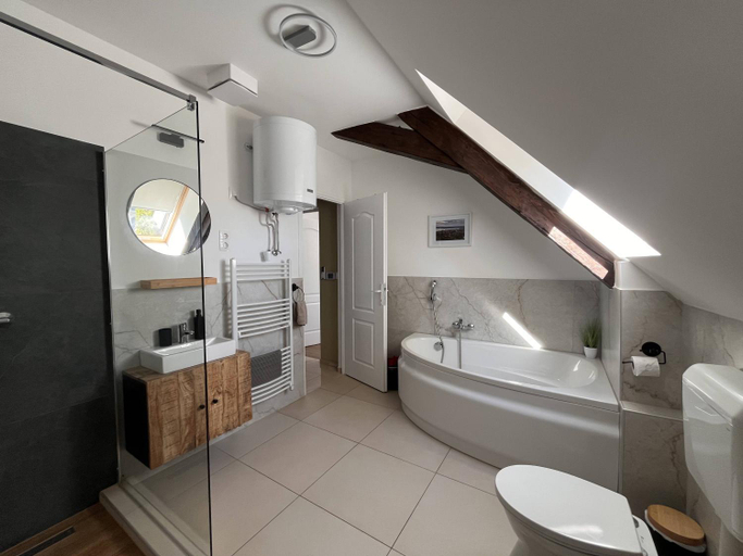 Bathroom 2, Kossuth Apartmanhaz, Tata