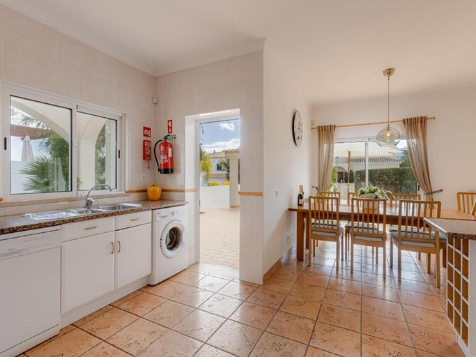 Private kitchen 4, Holiday Home With Garden and Private Pool, Lagos