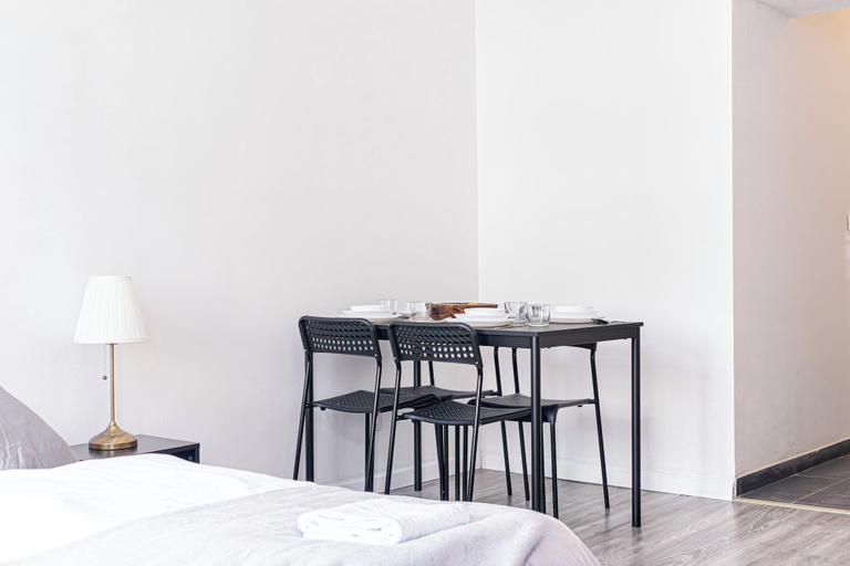 Room 4, Cozy 1BR Apt Near Schoepfwerk Long Stay, Wien