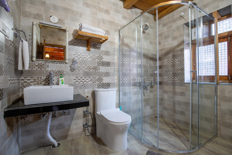 Bathroom 3, Ishan log huts- A Boutique Homestay-since 1999, Kullu