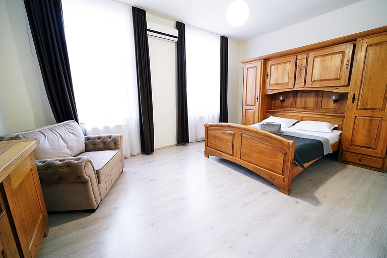 Others 5, Pensiunea Central, Reghin
