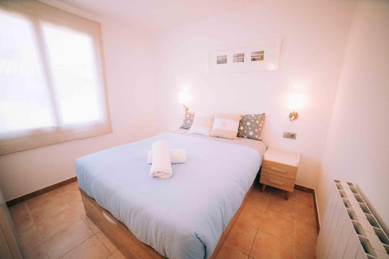 Bedroom, Apartamento reformado a 1 minuto de la playa, Girona