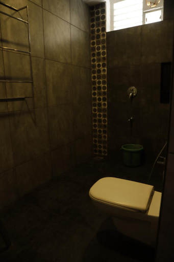 Bathroom 5, Forest View, Salem