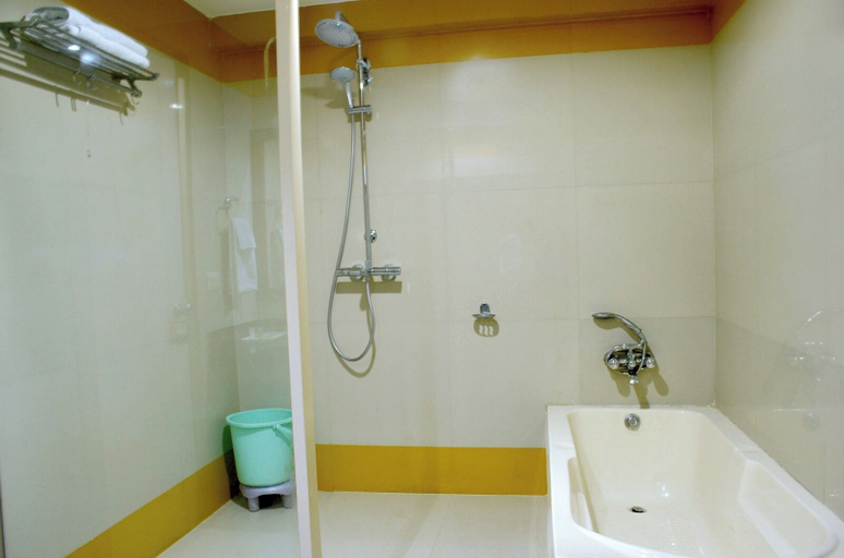 Bathroom 4, Hotel Heeralal Bikaner, Bikaner