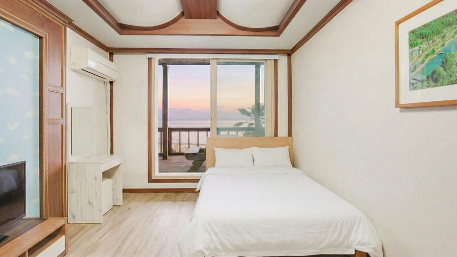 Bedroom 2, Namhae Mongdol Beach Pension, Namhae