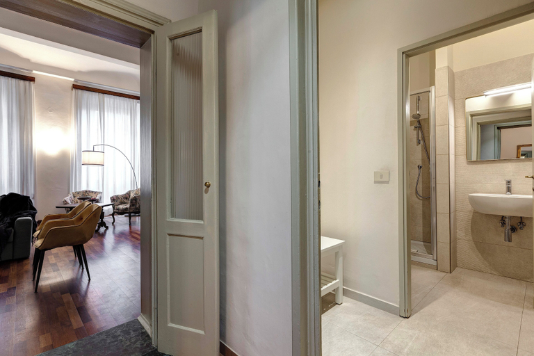 Room 3, Pergola Apartment by Mamo Florence, Florence