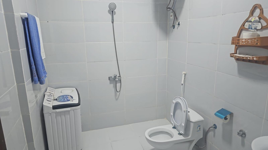 Bathroom 5, Al Eairy Serviced Apartments Company is a one person company 4 - شركة العييري للشقق المخدومة 