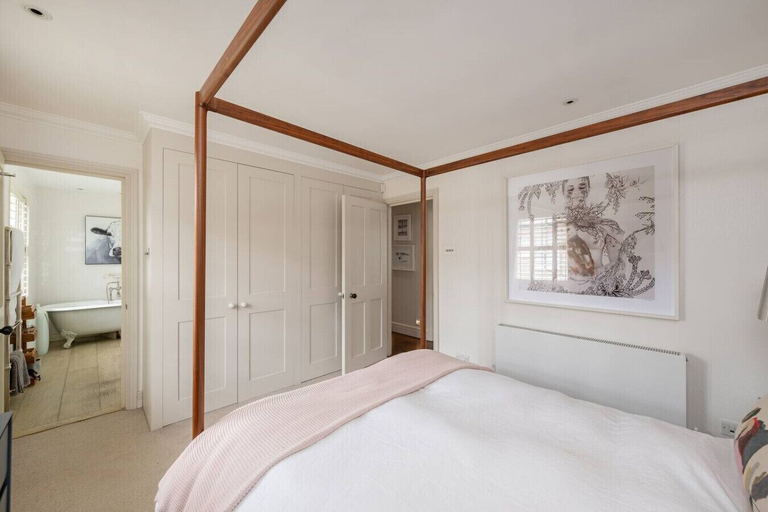 Room 4, 3-bed Home w Private Parking Fairytale Garden, London