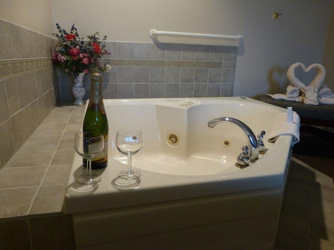 Bathroom 4, Hearthstone Inn & Suites, Greene