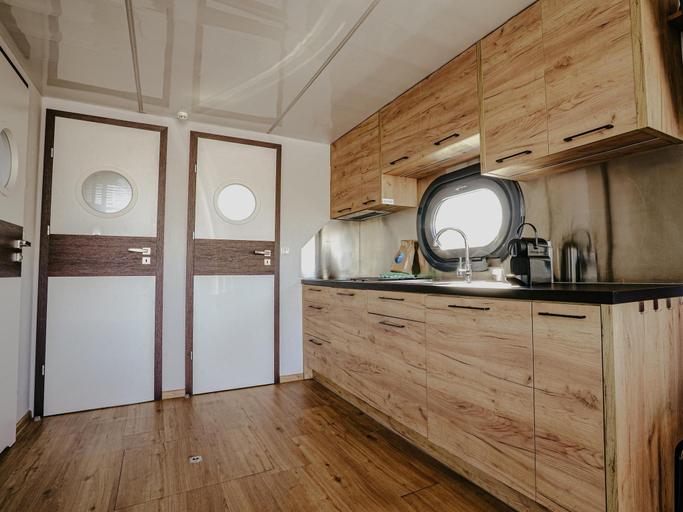 4, Houseboat at Marina with Lake Views, Uitgeest