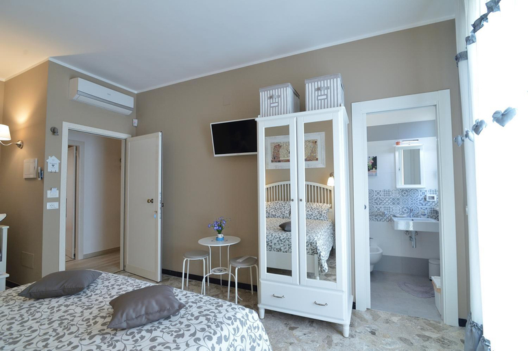 Bedroom 2, Dimora Pascali - "Home & Breakfast", Bari