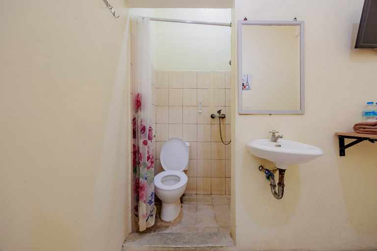 Bathroom 3, RedDoorz near Soekarno Hatta Airport 3, Tangerang