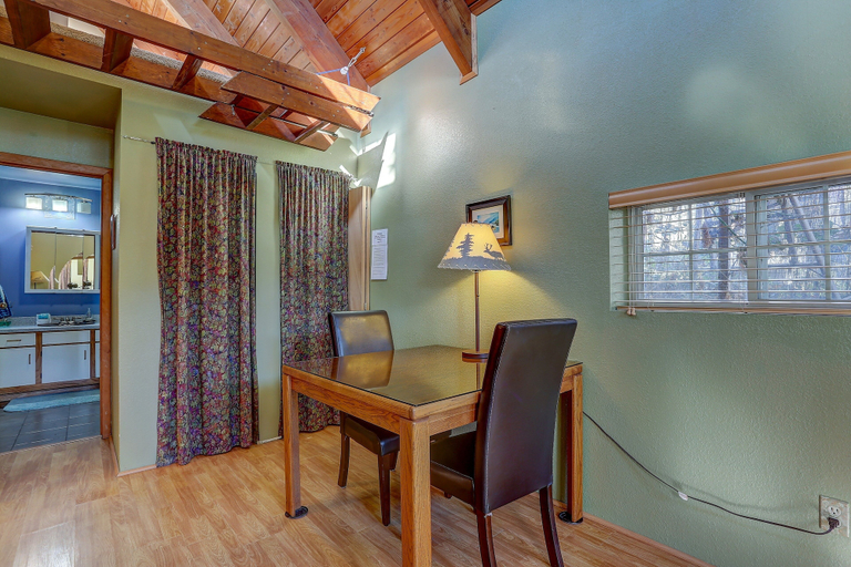 Dining 4, Pet-Friendly Waveseeker Home with Private Yard by RedAwning, Klickitat