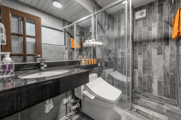 Bathroom 4, Xinhaiminsu, Hualien