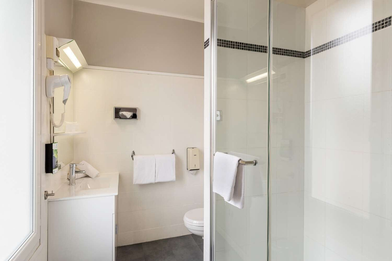 Bathroom 5, Sure Hotel by Best Western Port Jerome - Le Havre, Seine-Maritime