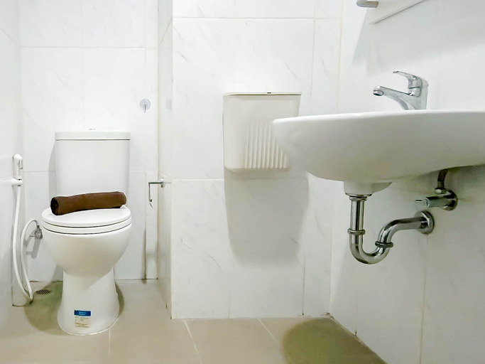 Bathroom 2, Wooden Touch Studio at Tamansari Skylounge Makassar Apartment By Travelio, Makassar