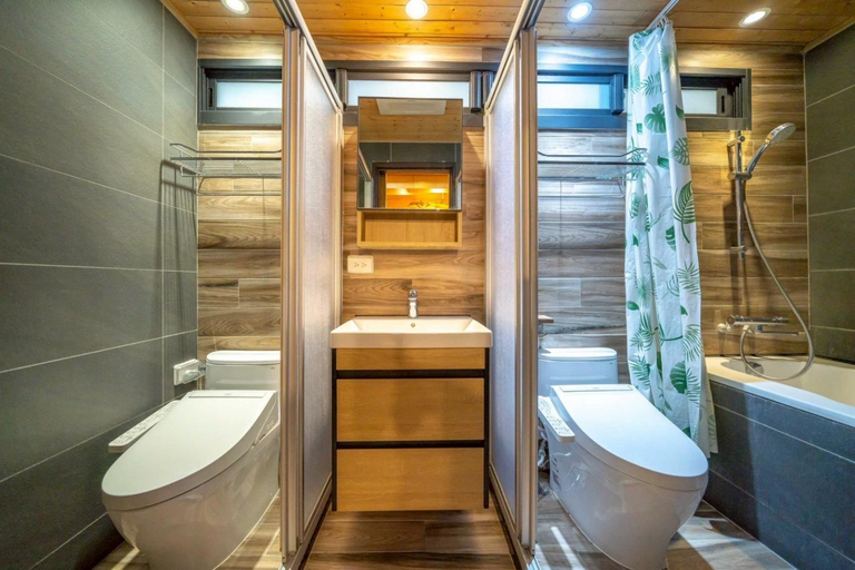 Bathroom 3, Suehirodori Japanese 末廣通日和家宅包棟民宿, Tainan