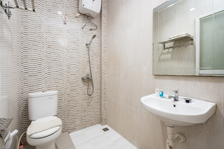 Bathroom 3, RedDoorz near Islamic center Samarinda, Samarinda