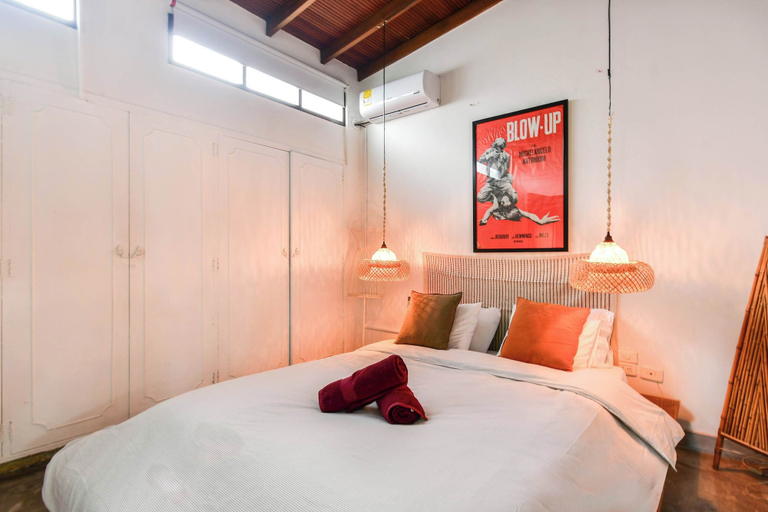 Room 3, w Bright Colonial 5BR House With Balcony, Medellín