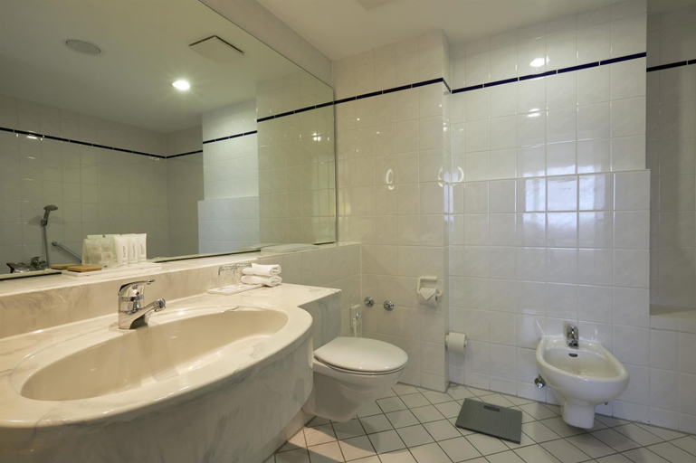 Bathroom 3, H4 Hotel Kassel, Kassel