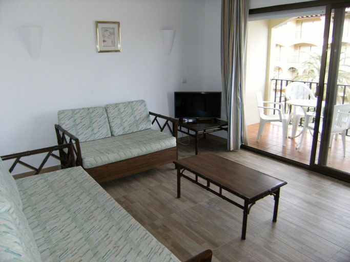 Living room, Apartment for 5 People With Garden, Girona