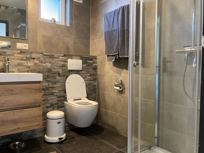 Bathroom 3, 4 pers house with on a dutch chanel, Dongeradeel