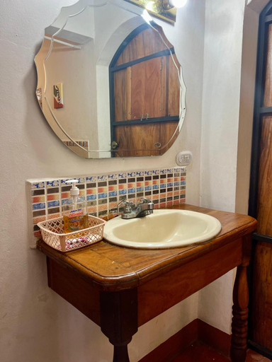 Bathroom 3, Sunrise Guest House, León