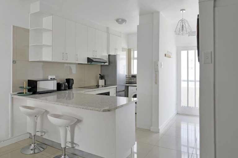 Room 2, Charming Central Sea Point Haven 50m to Ocean, City of Cape Town
