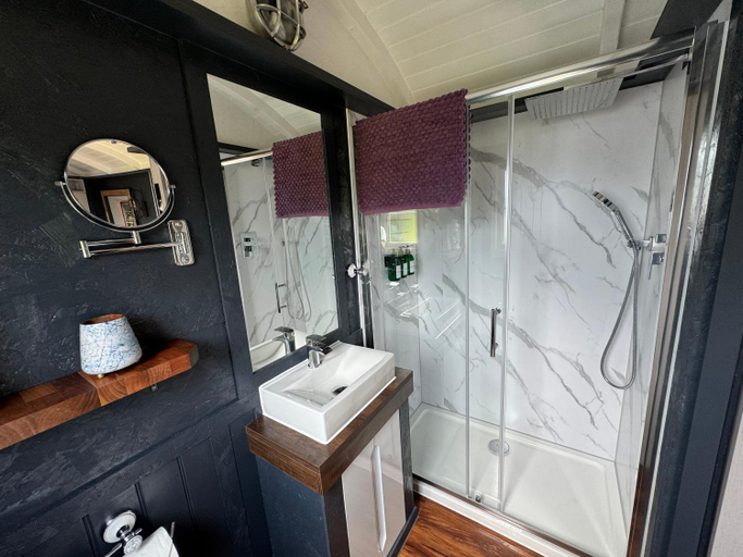 Bathroom 4, Lake View Retreats, London
