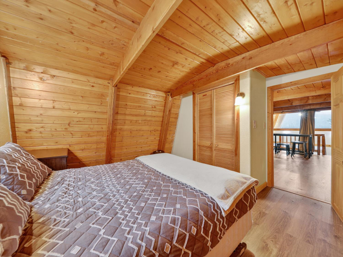 Bedroom 3, Ski-lee Retreat Ski Hike Explore Sleeps 10, Iron