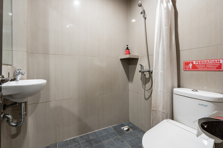 Bathroom 4, RedDoorz Plus @ Siradj Salman Samarinda, Samarinda