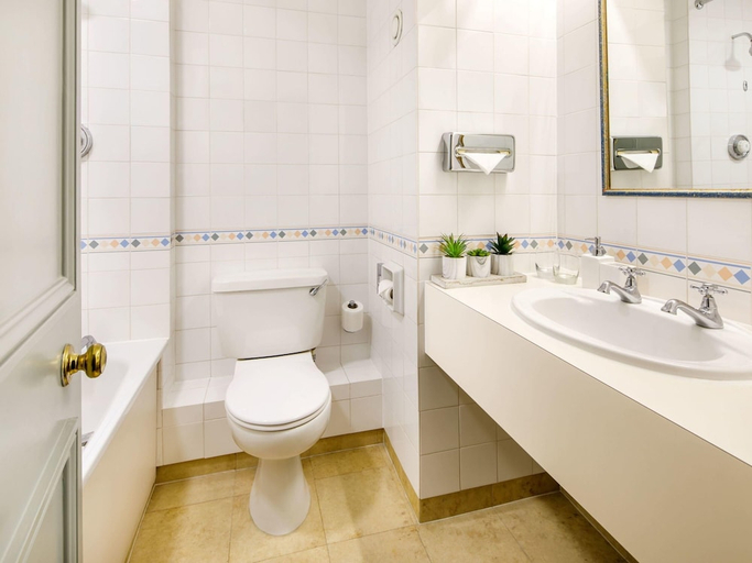 Bathroom 4, Mercure Bristol North the Grange Hotel, South Gloucestershire
