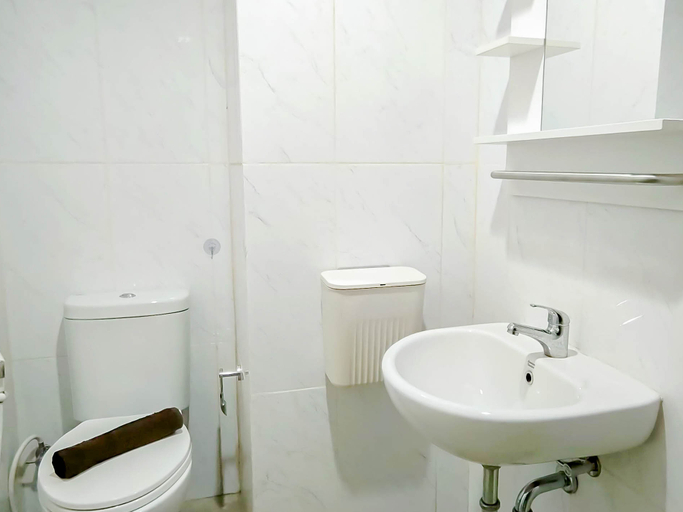 Bathroom 4, Wooden Touch Studio at Tamansari Skylounge Makassar Apartment By Travelio, Makassar
