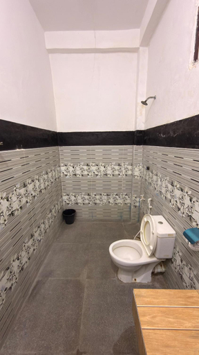Bathroom 5, Perera Hotel & Restaurant, Pothuvil