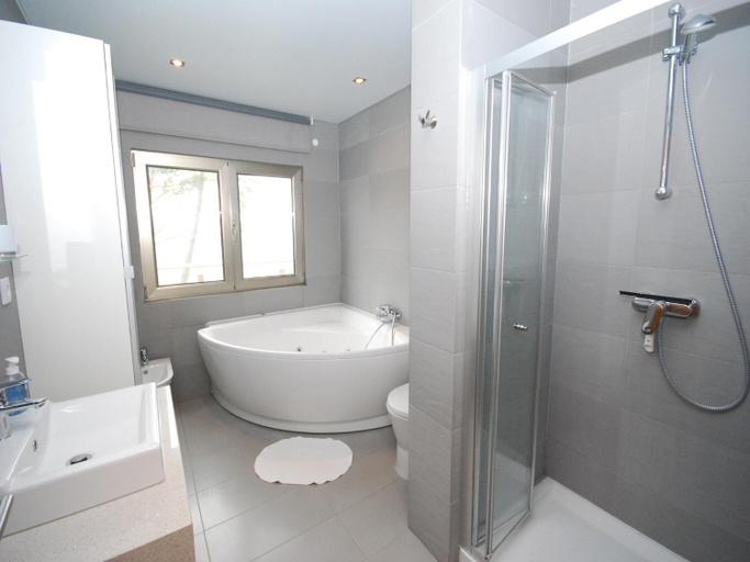 Bathroom 3, Modern Holiday Home in Cela, Alcobaça