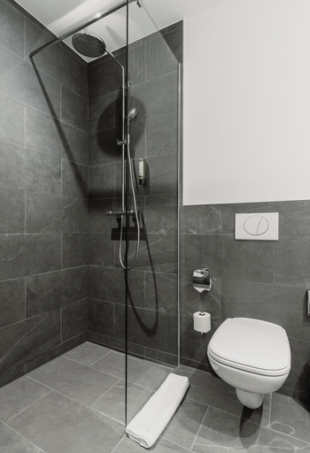 Bathroom 5, Grimms Hotel Hanau, Main-Kinzig-Kreis