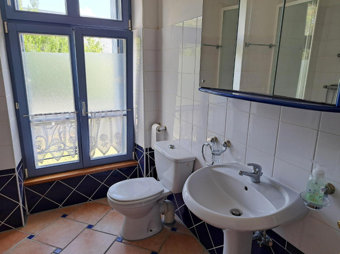 Bathroom 3, Sea View Apartment in Le Pouldu, Finistère