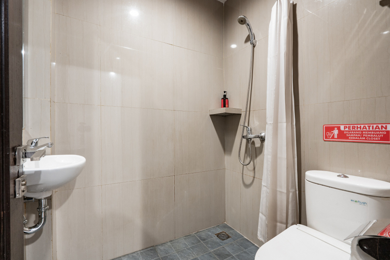 Bathroom 4, RedDoorz Plus @ Siradj Salman Samarinda, Samarinda