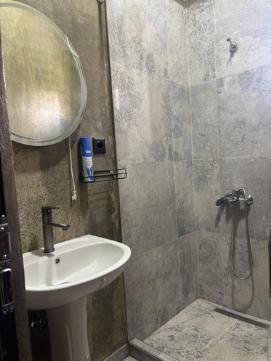 Bathroom 2, Kutaisi Art House, Tskaltubo
