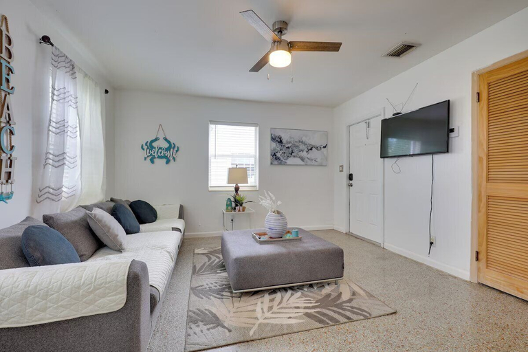 Interior 5, 2130 Mckinley st Hollywood FL 33020, Broward