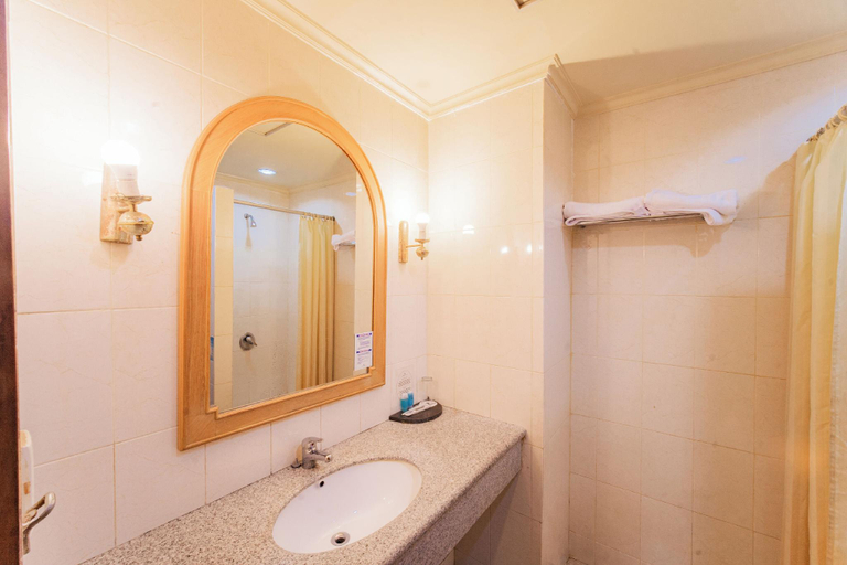 Bathroom 4, OYO 1735 Adika Bahtera Hotel, Balikpapan