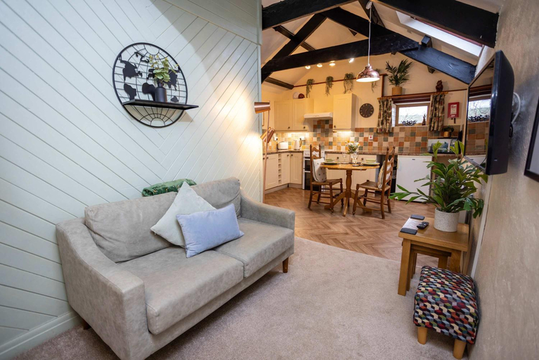 2, The Loft One Bedroom Apartment St Florence, Pembrokeshire