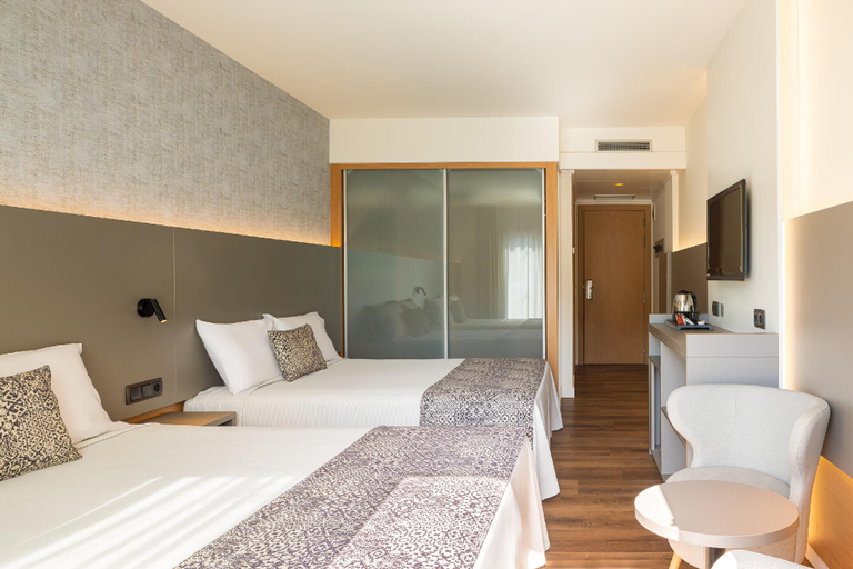 Bedroom 3, Golden Bahia de Tossa & Spa 4* Sup., Girona