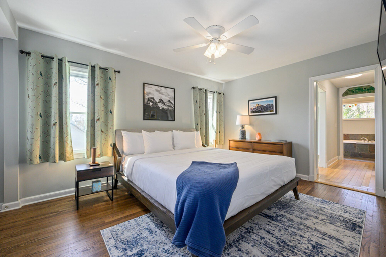 Interior 4, Plan A Trip To Georgia Aquarium In This Comfy 3BR, Fulton