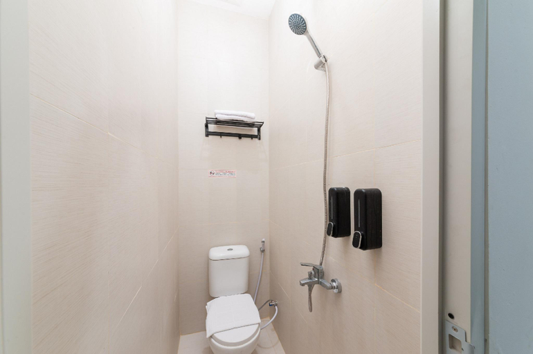 Bathroom 4, Urbanview Don Juan Pondok Gede by RedDoorz, Bekasi