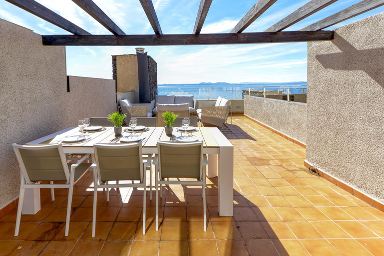 Food & Drinks 5, Apartment in Roses near Rock Beach, Girona