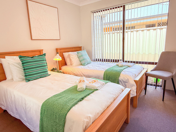 Room 3, StayAU 4BRM Family Beach Retreat, Rockingham