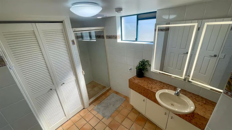 Bathroom 4, La Promenade Absolute Waterfront Apartments, Caloundra - Caloundra S.