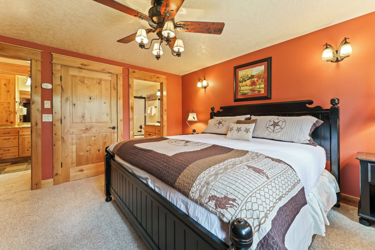 Interior 2, Sunriver Hot Tub Stay With Game Room Near Sharc, Deschutes